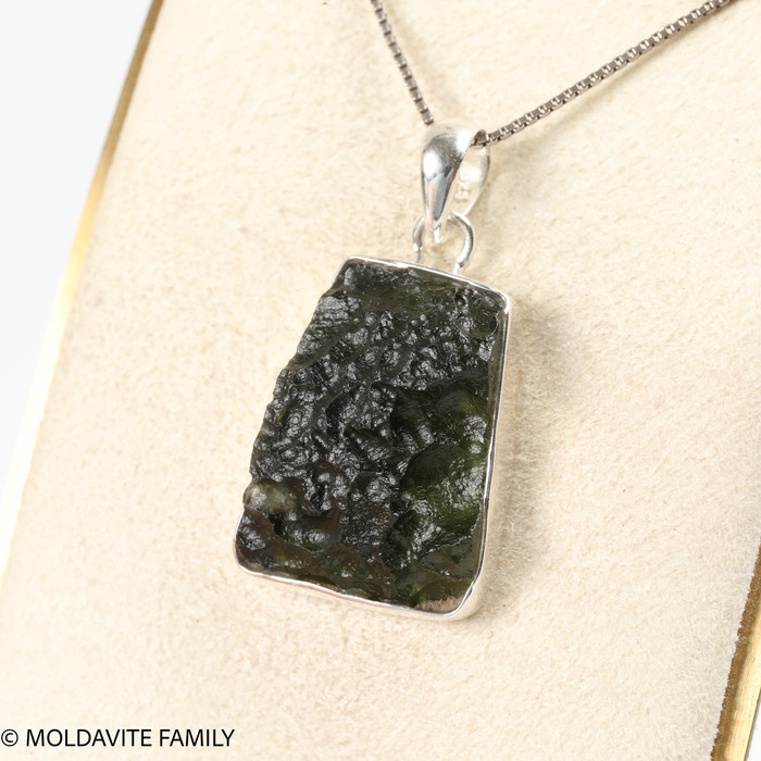 PENDANT WITH RAW MOLDAVITE 6.1g (MSP0155I129)