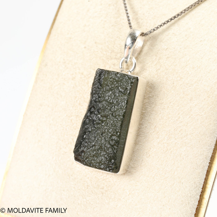PENDANT WITH RAW MOLDAVITE 6.3g (MSP0155I132)