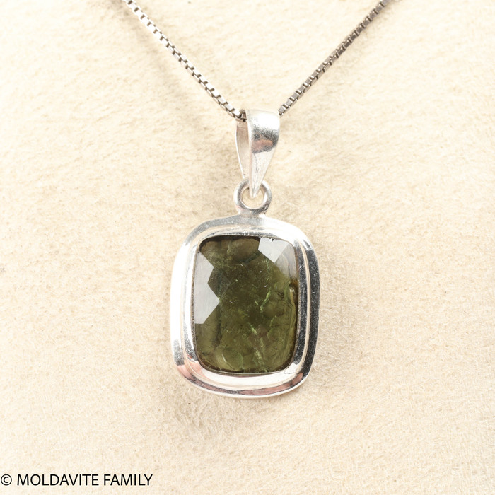 MOLDAVITE CABOCHON PENDANT (MSP0180I165)