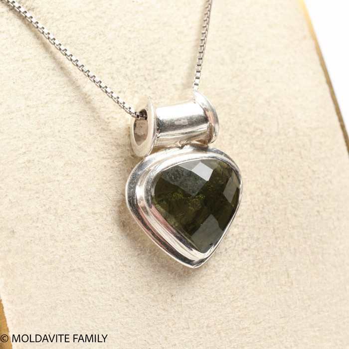 MOLDAVITE CABOCHON PENDANT (MSP0180I168)