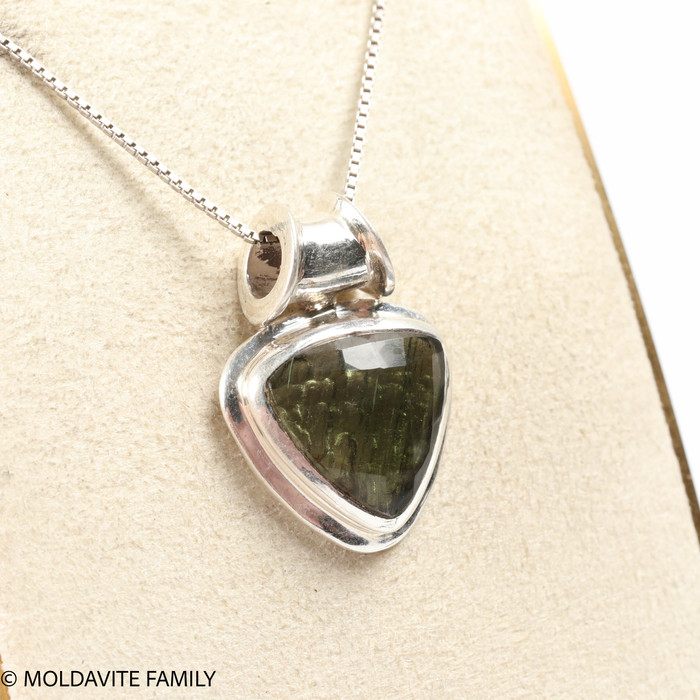 MOLDAVITE CABOCHON PENDANT (MSP0180I169)