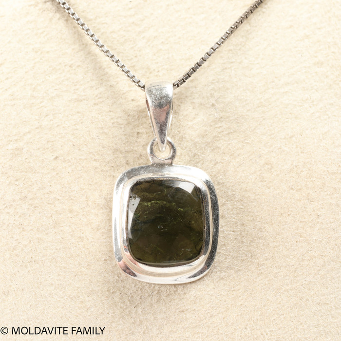 MOLDAVITE CABOCHON PENDANT (MSP0180I170)