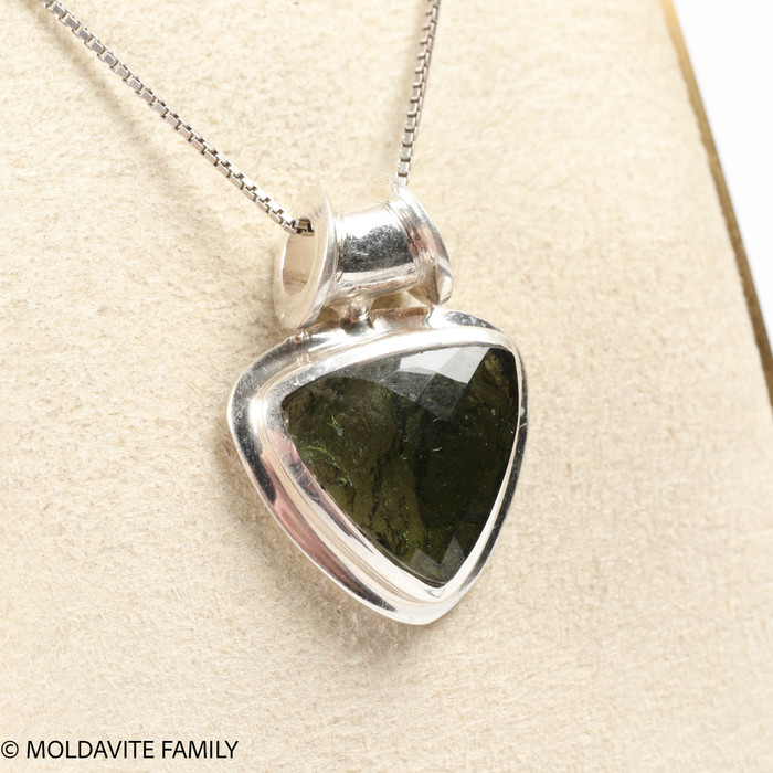 MOLDAVITE CABOCHON PENDANT (MSP0180I173)