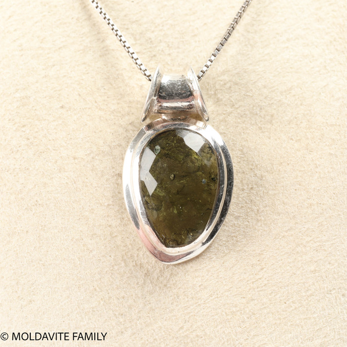 MOLDAVITE CABOCHON PENDANT (MSP0180I178)