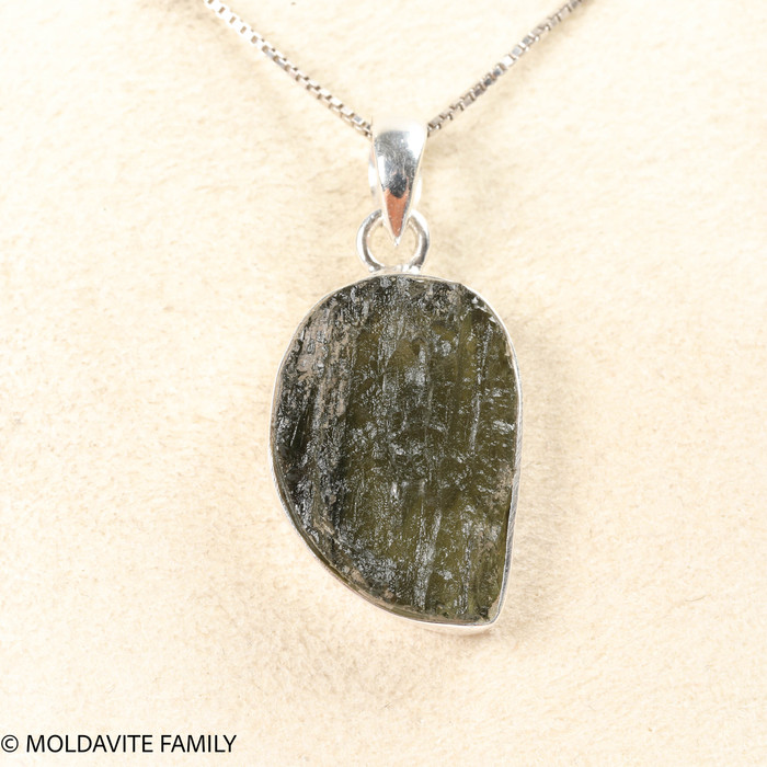 PENDANT WITH RAW MOLDAVITE 4.23g (MSP0155I133)