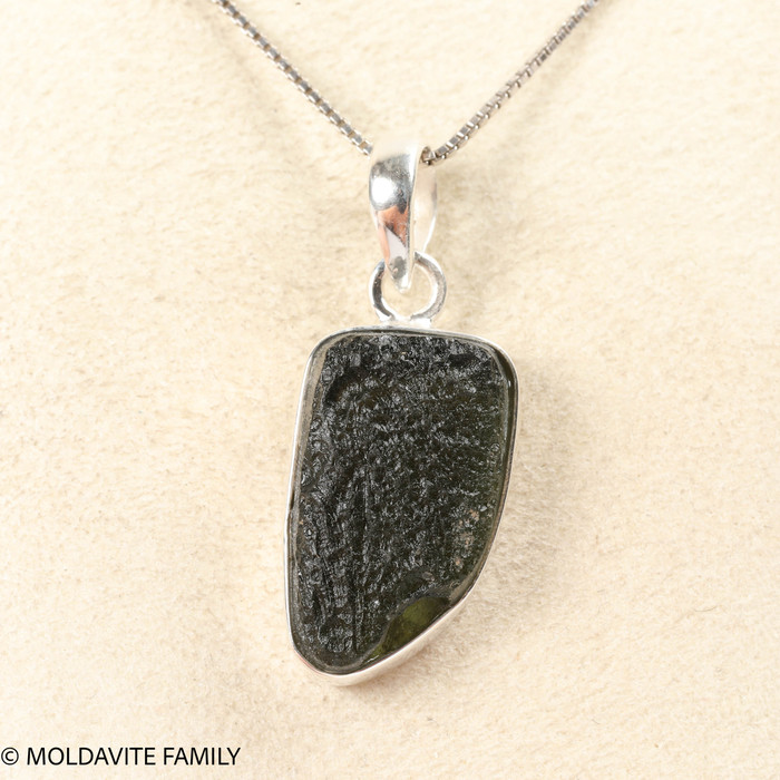 PENDANT WITH RAW MOLDAVITE 4.65g (MSP0155I135)