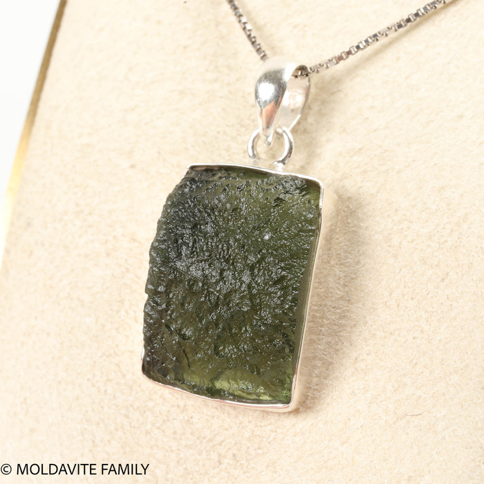 PENDANT WITH RAW MOLDAVITE 5.44g (MSP0155I138)
