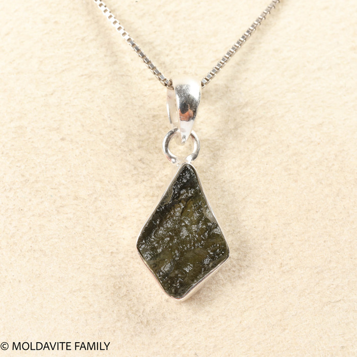 PENDANT WITH RAW MOLDAVITE 1.88g (MSP0155I139)