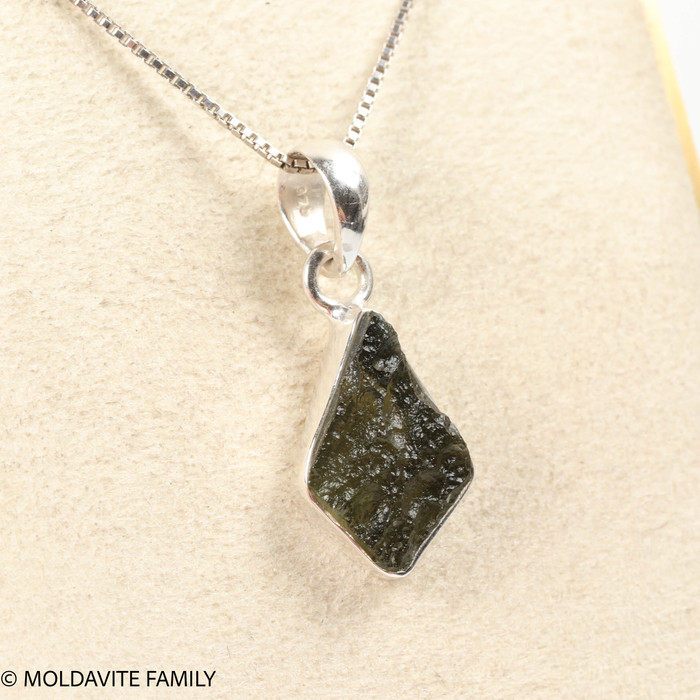 PENDANT WITH RAW MOLDAVITE 1.88g (MSP0155I139)