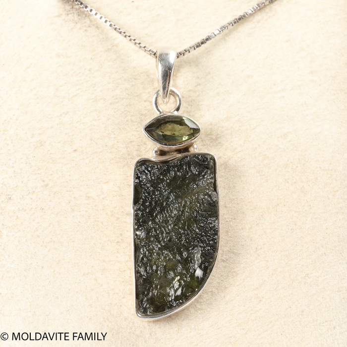 PENDANT WITH MOLDAVITE - RAW & FACETED 4.2g (MSP0267I004)