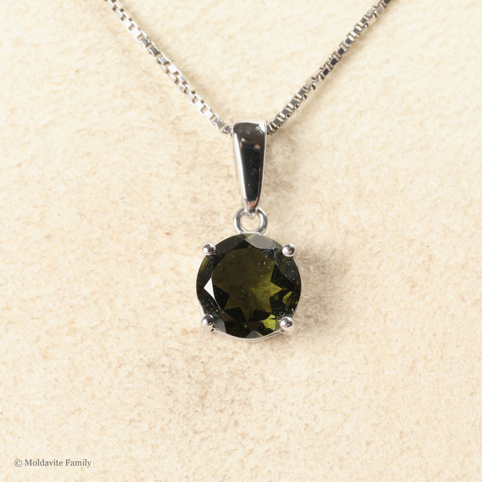STERLING SILVER PENDANT WITH ROUND MOLDAVITE 8mm (MSP0273)