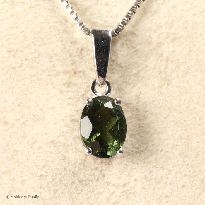 STERLING SILVER PENDANT WITH OVAL MOLDAVITE 8x6 mm (MSP0276)