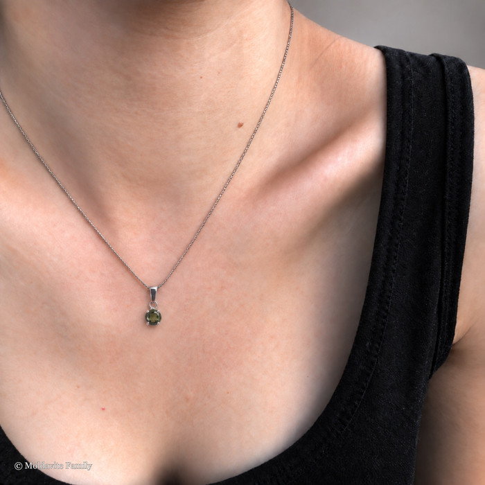 STERLING SILVER PENDANT WITH ROUND MOLDAVITE 6mm (MSP0277)