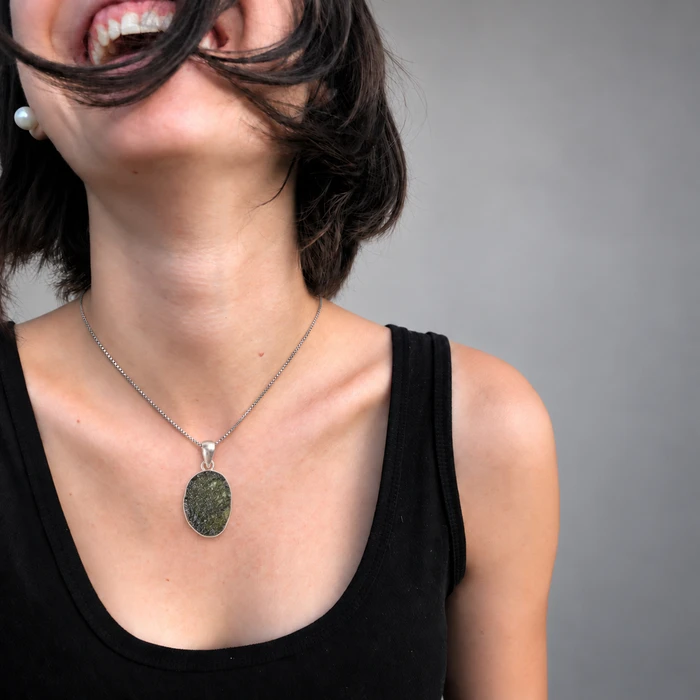 PENDANT WITH RAW MOLDAVITE 6.44g (MSP0155I153)
