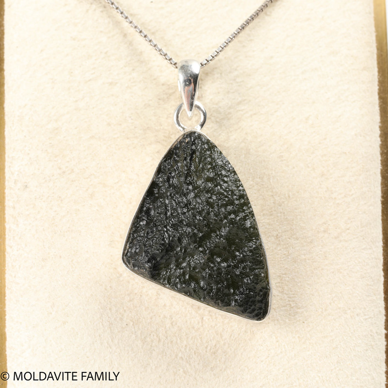 PENDANT WITH RAW MOLDAVITE 6.58g (MSP0155I115)