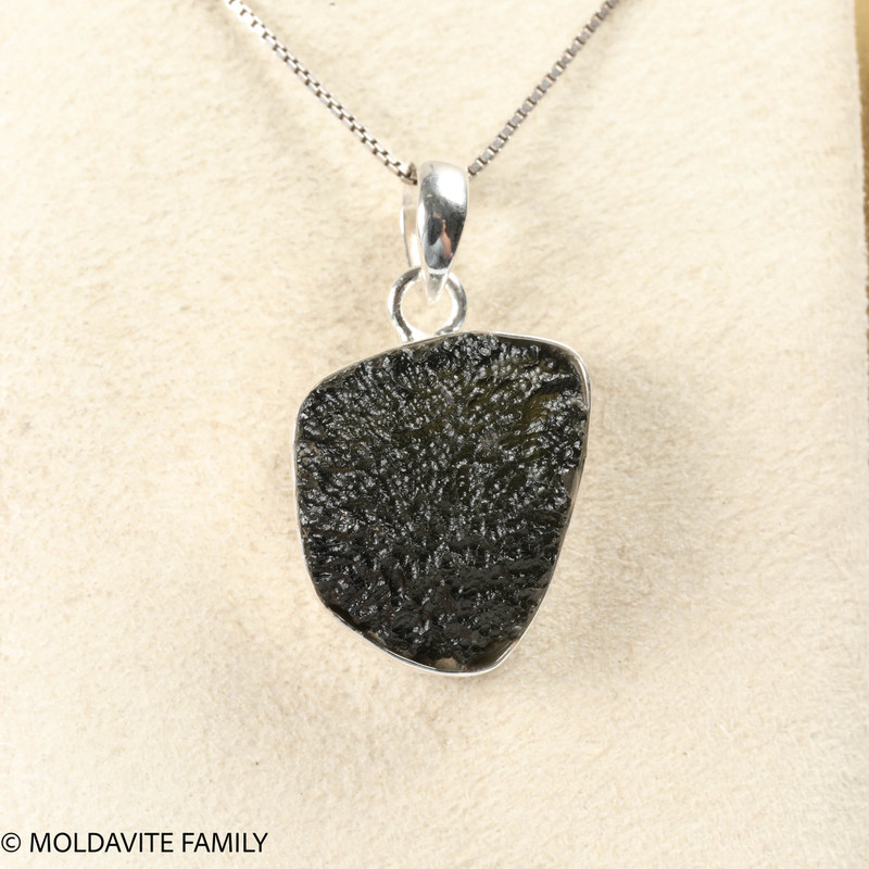PENDANT WITH RAW MOLDAVITE 5.3g (MSP0155I127)