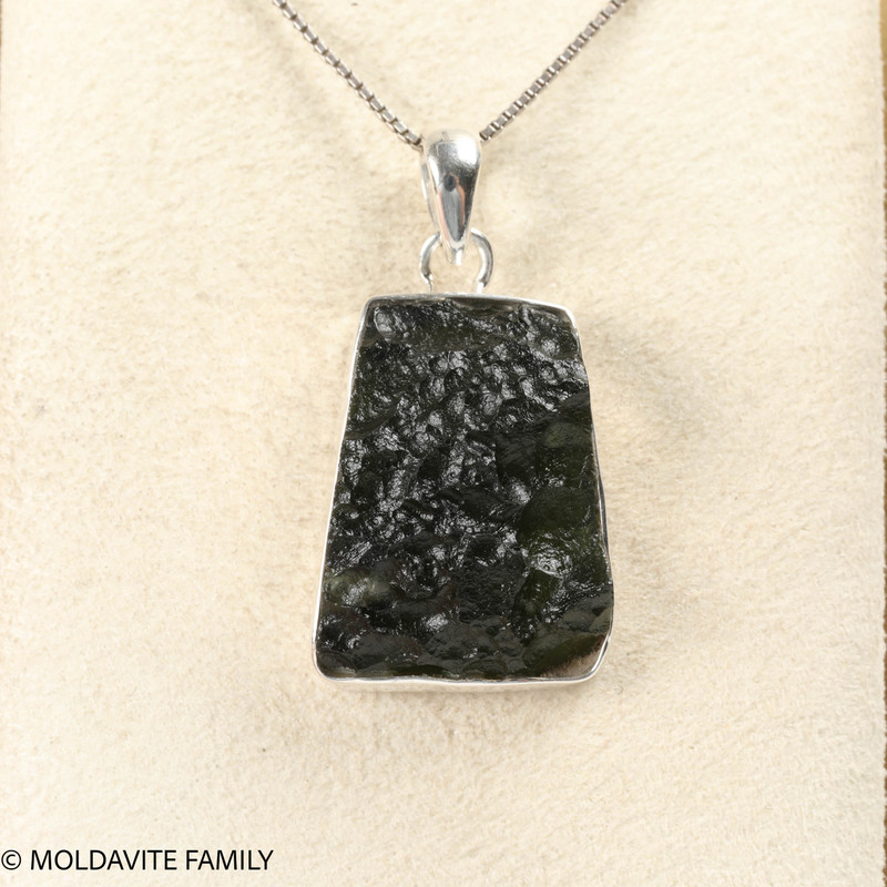PENDANT WITH RAW MOLDAVITE 6.1g (MSP0155I129)