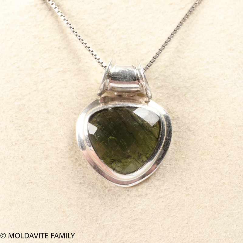 MOLDAVITE CABOCHON PENDANT (MSP0180I166)