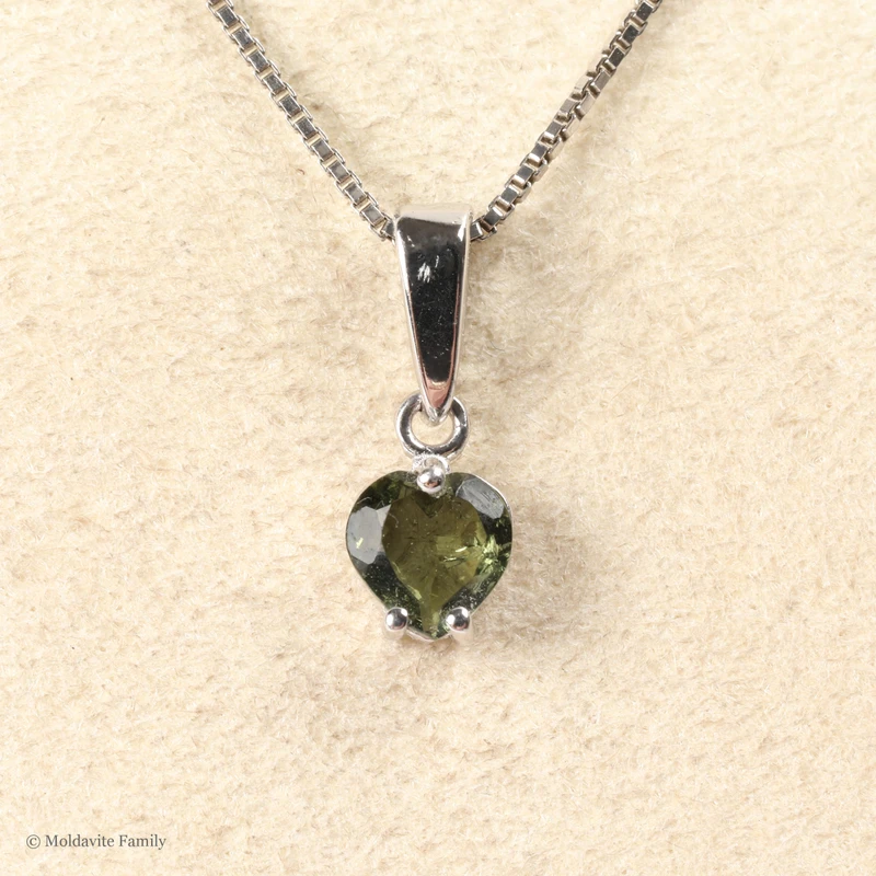 STERLING SILVER PENDANT WITH HEART MOLDAVITE (MSP0270)