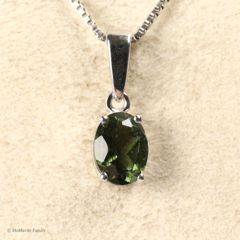 STERLING SILVER PENDANT WITH OVAL MOLDAVITE 8x6 mm (MSP0276)