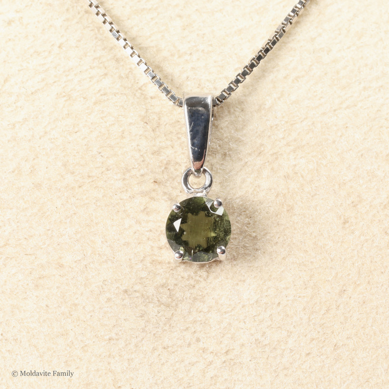 STERLING SILVER PENDANT WITH ROUND MOLDAVITE 6mm (MSP0277)