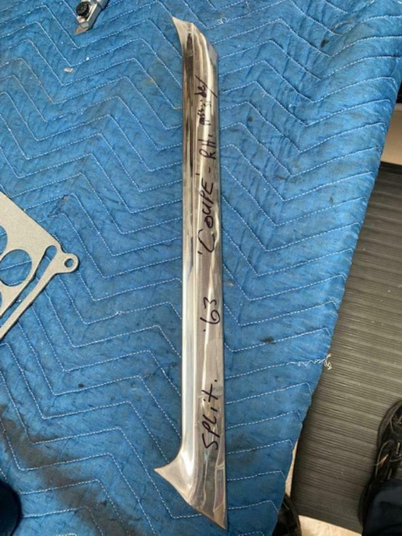 1963 Corvette RH PASS. SIDE VERTICAL DOOR OUTER MOLDING SPLIT WINDOW TRIM 