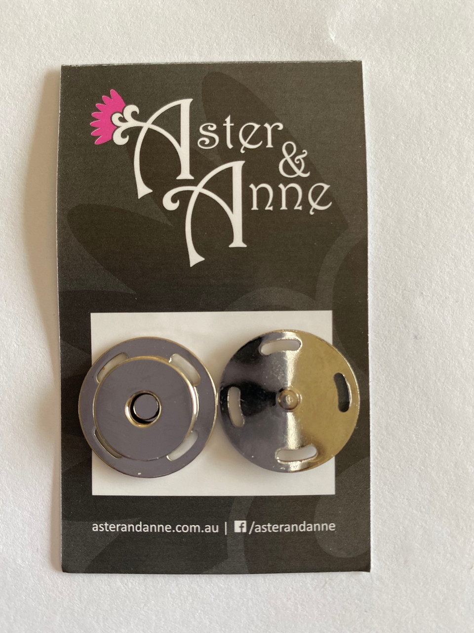 Aster and Anne 22mm Magnetic Wheel Closure