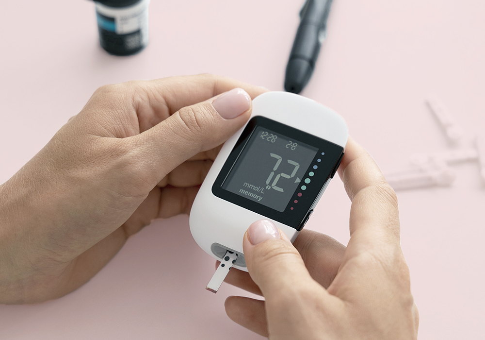 Medición de colesterol, glucosa y tensión arterial en Farmacia La Botica en Almedinilla, Córdoba