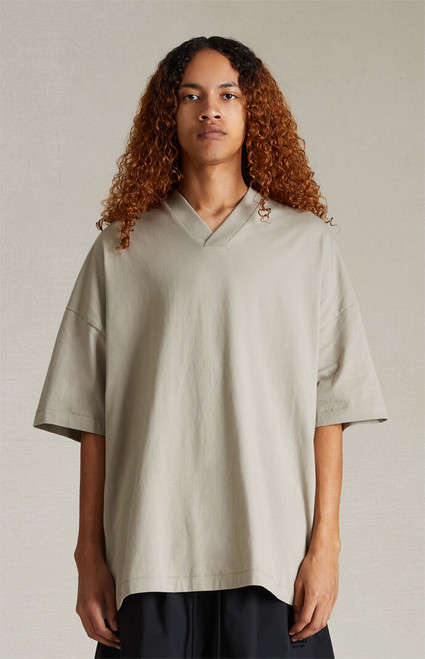 Fear of God ESSENTIALS Men's Seal V-Neck T-Shirt - 0125250500421849