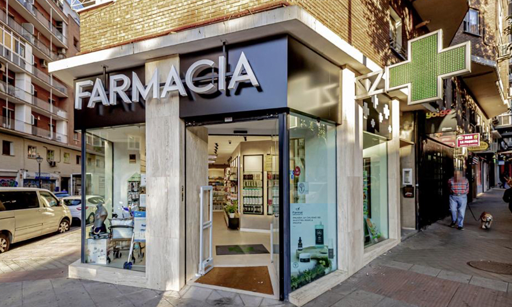 Interior de Farmacia Carmen Ortiz en Benacazón (Sevilla)