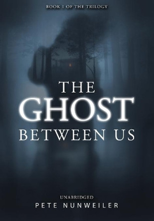 The Ghost Between Us: Unabridged Pete Nunweiler 9781532374340