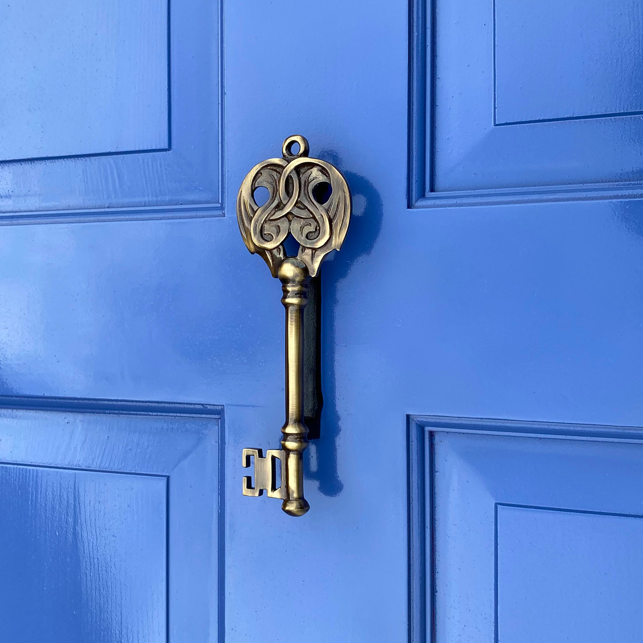 https://cdn11.bigcommerce.com/s-nhdatqwfzf/images/stencil/1280x1280/products/391/1121/key-door-knocker-antique-brass-purple-door__37475.1650648515.jpg?c=1?imbypass=on