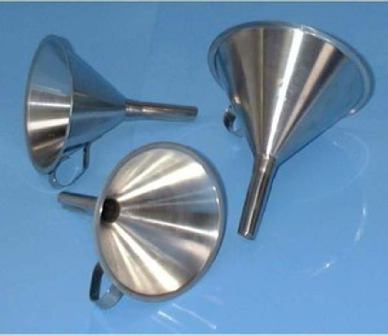 • 304 stainless steel
• Satin fi nish
• Fluted spout to aid product discharge