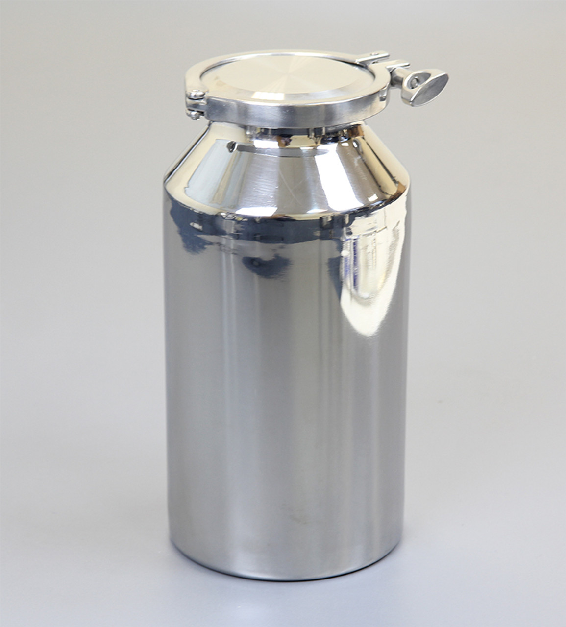 • Multi purpose containers
• Robust construction
• Crevice free interior
• Standard 4” lid (Tri-ferrule style)
• All welds ground and polished
• Complete with lid, silicone (FDA compliant) 
  and clampband
• 316L stainless steel body and lid.