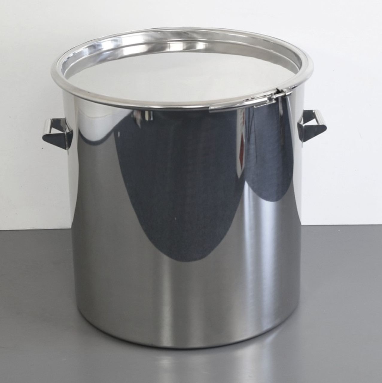 Materials of Construction: - Body: 316L stainless steel
- Lid: 316L stainless steel
- Clamp: 304 stainless steel
- Handles: 304 stainless steel
- Gasket: Silicone (FDA 177.2600 and USP Class VI compliant)