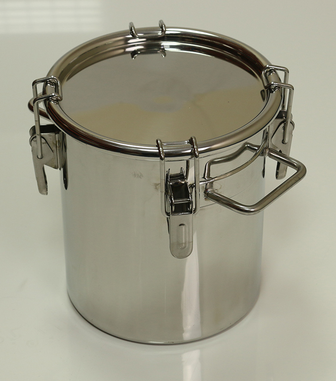 316L stainless steel body and lid. 
Supplied with lid, clamp and O ring
O ring is FDA and USP class VI compliant
Hygienic design
Supplied with side handles
Fully welded GMP correct construction