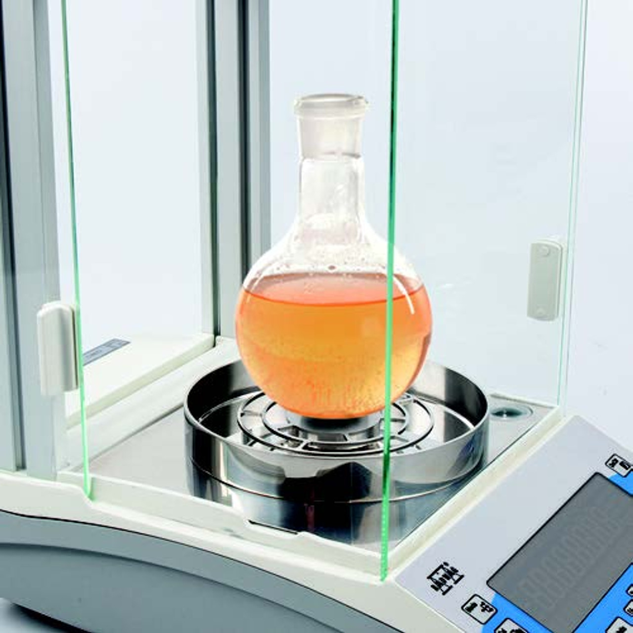 Enlarged weighing chamber and open-door clearance 
allow easy access to the weighing pan and facilitates use of 
laboratory glassware of various sizes and dimensions.