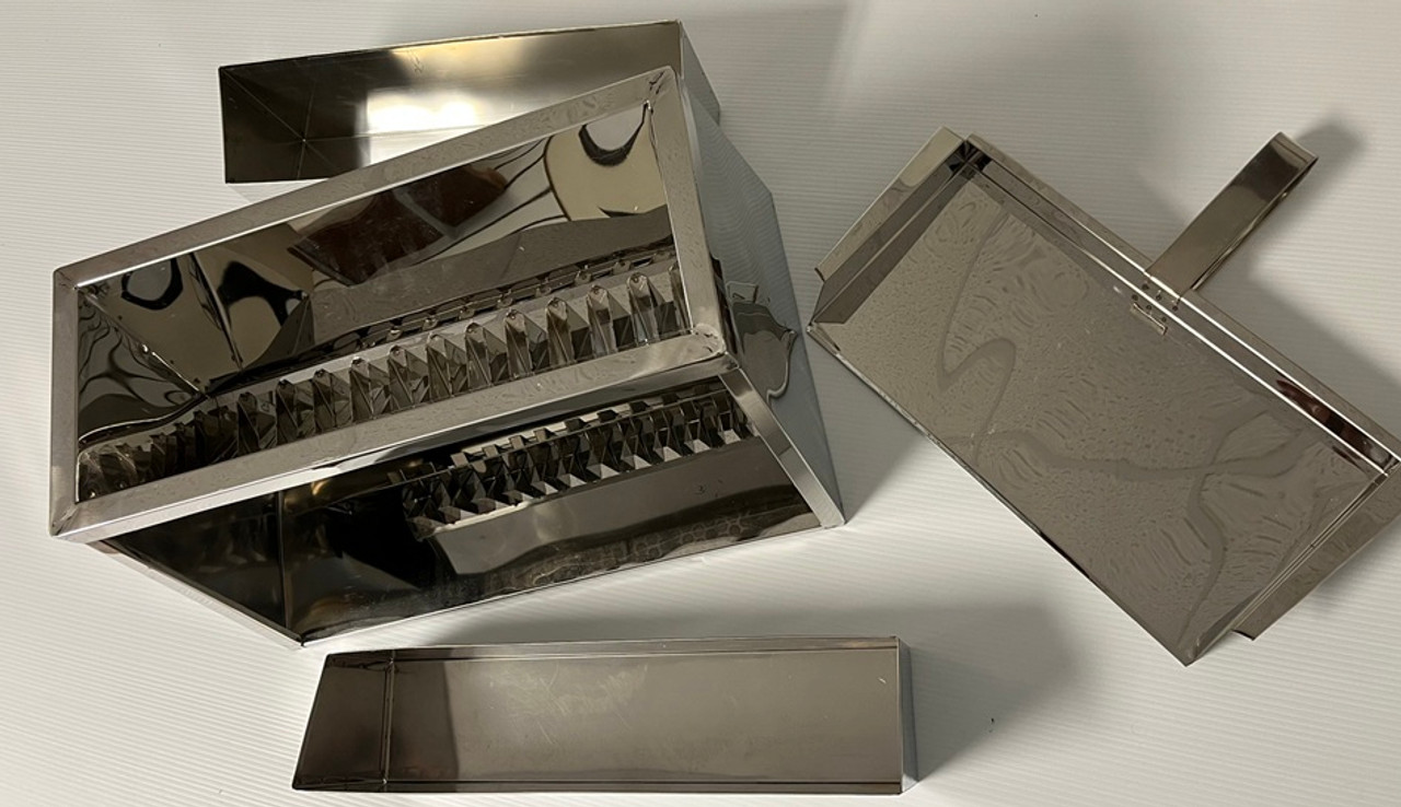Includes main body, two pans,
and one scoop. Made from high
quality stainless steel.
The scoop lays inside the hopper,
and when removed, drops the
grains on to the chutes.
Hopper Dimensions approximately
430 mm x 120 mm