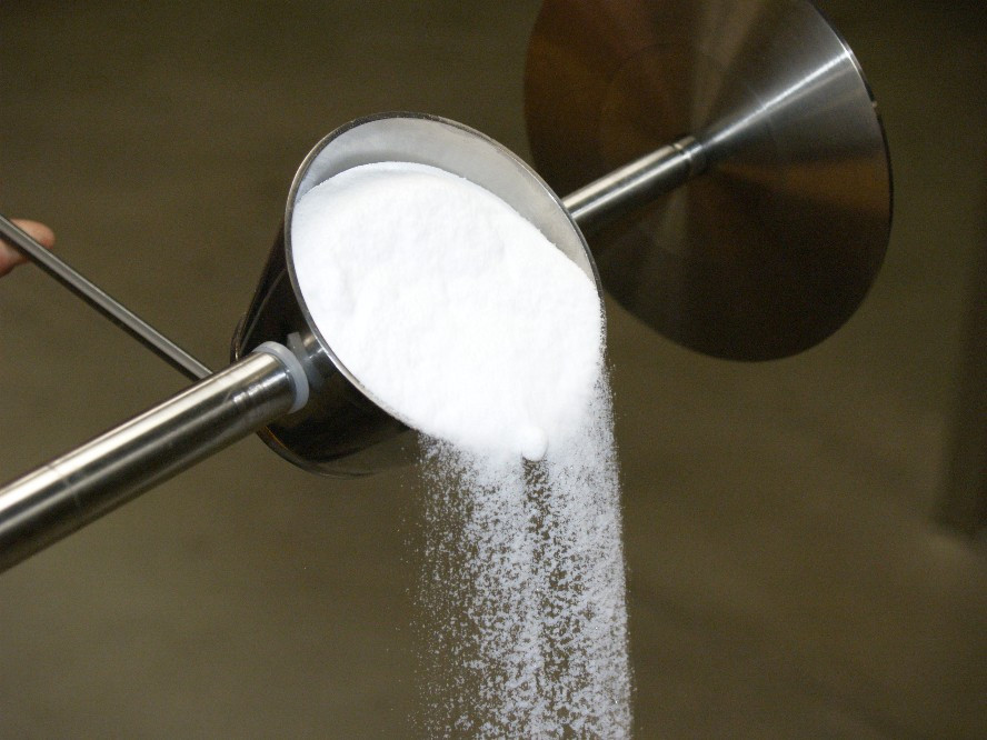 A cup attached to a piston rod is led into the
falling stream for sampling and filled with the
sample. During or after withdrawal into the
sampler housing, the cup is tilted and the
sample falls out of the ejection nozzle.