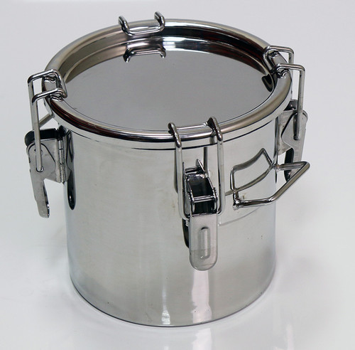 316L stainless steel body and lid. 
Supplied with lid, clamp and O ring
O ring is FDA and USP class VI compliant
Hygienic design
Supplied with side handles
Fully welded GMP correct construction