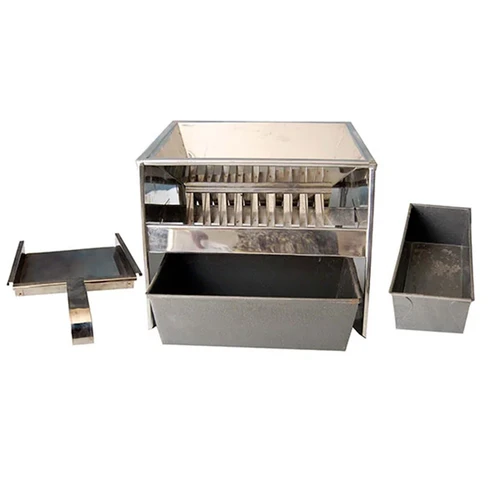 Includes main body, two pans,
and one scoop. Made from high
quality stainless steel.
The scoop lays inside the hopper,
and when removed, drops the
grains on to the chutes.
Hopper Dimensions approximately
430 mm x 120 mm
