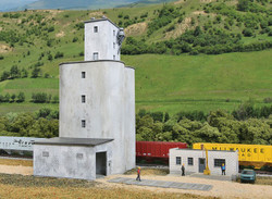 Walthers Cornerstone N 933-3238 Farmers COOP Rural Grain Elevator