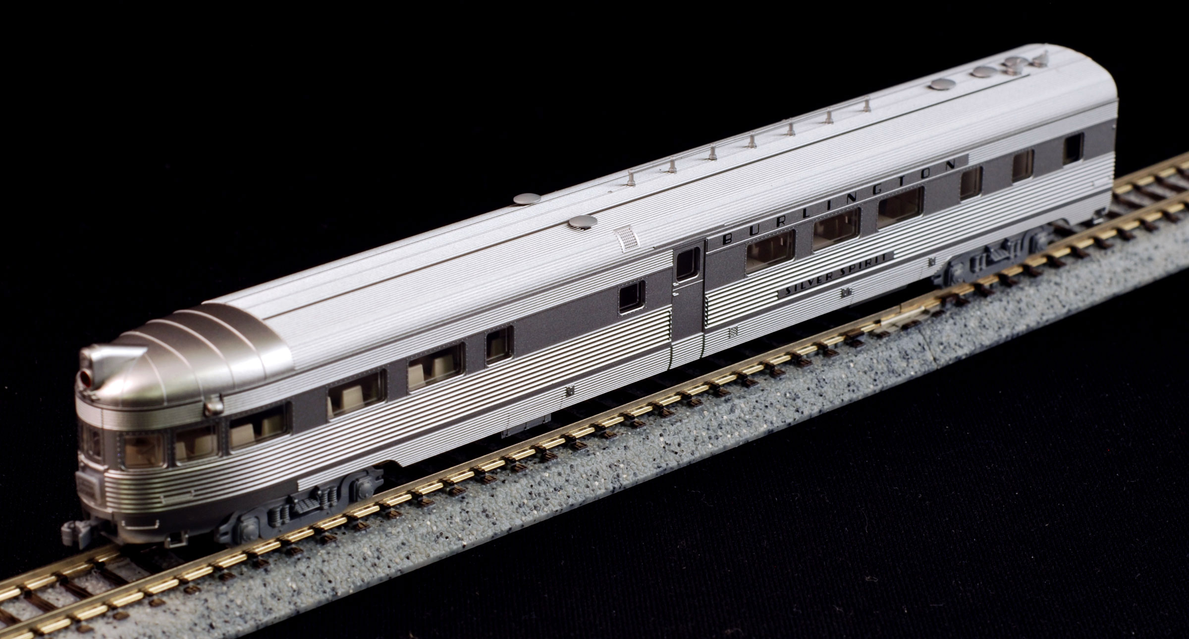 Kato N 106-090 Chicago Burlington and Quincy CB&Q EMD E5 Diesel Locomotive  DCC Ready and 5 Passenger Cars 'Silver Streak Zephyr' - 6 Unit Set