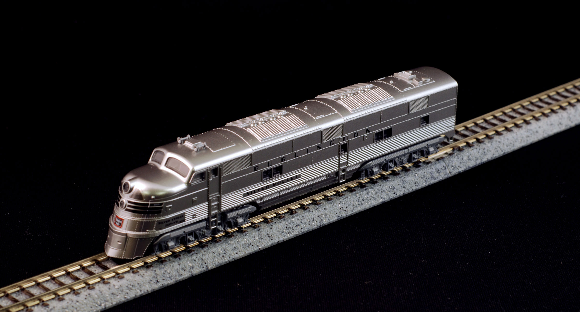 Kato N 106-090 Chicago Burlington and Quincy CB&Q EMD E5 Diesel Locomotive DCC Ready and 5 Passenger Cars 'Silver Streak Zephyr' - 6 Unit Set