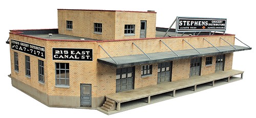 Walthers Cornerstone HO 933-3760 Grocery Distributor - Kit