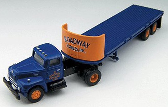 Classic Metal Works Mini Metals HO CMW31122 International Harvester R-190 Tractor with 32' Flatbed Trailer Roadway