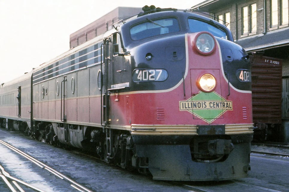 Rapido Trains Inc HO 28023 DCC Ready EMD E8A Illinois Central 'Green Diamond Logo' IC #4032 