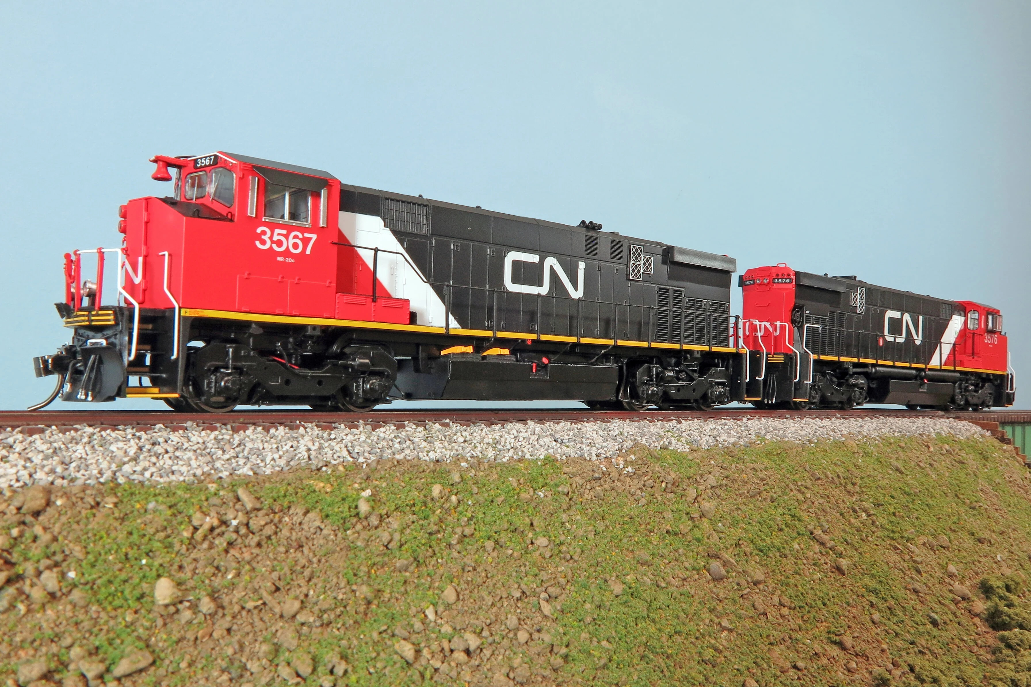 Rapido Trains Inc HO 33521 DCC/ESU Loksound Equipped MLW M420 Locomotive Canadian National MR-20c 'North America Scheme w/Larger Noodle' CN #3561