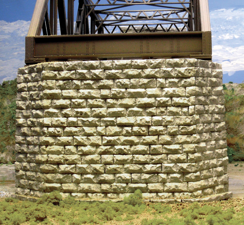 Chooch Enterprises HO 8432 Double-Track Cut Stone Bridge Pier