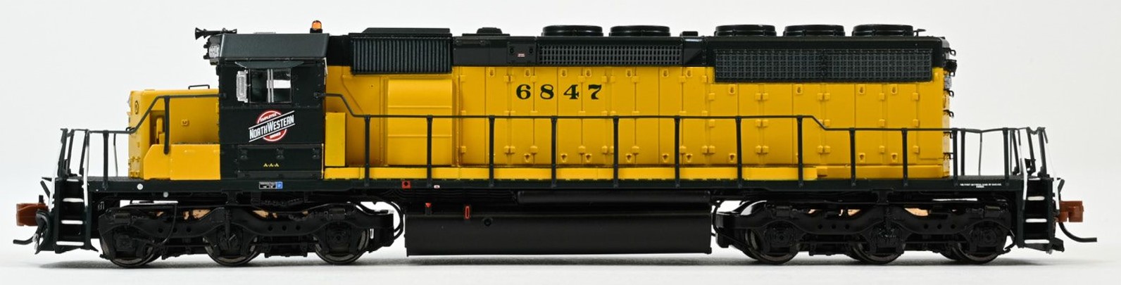 ScaleTrains Rivet Counter N SXT39383 DCC/ESU LokSound Equipped EMD SD40-2 Locomotive Chicago & NorthWestern 'System Logo' CNW #6847
